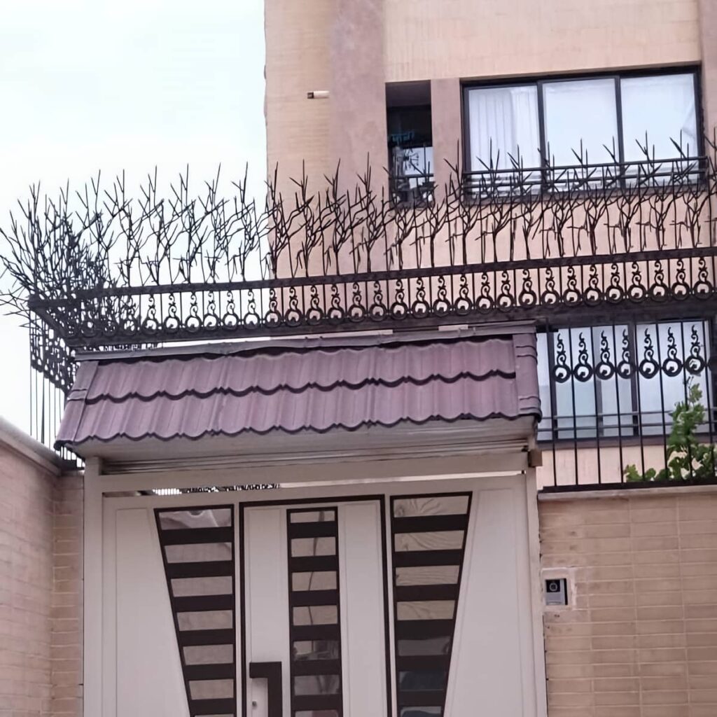 حفاظ دیوار مشکی در امتداد ستون های سنگی حفاظ دیوار مشکی در امتداد ستون های سنگی