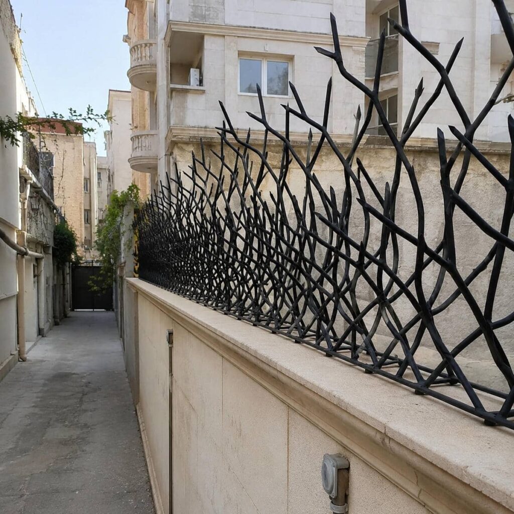 حفاظ دیوار مشکی روی تاج سیمانی حیاط حفاظ دیوار مشکی روی تاج سیمانی حیاط