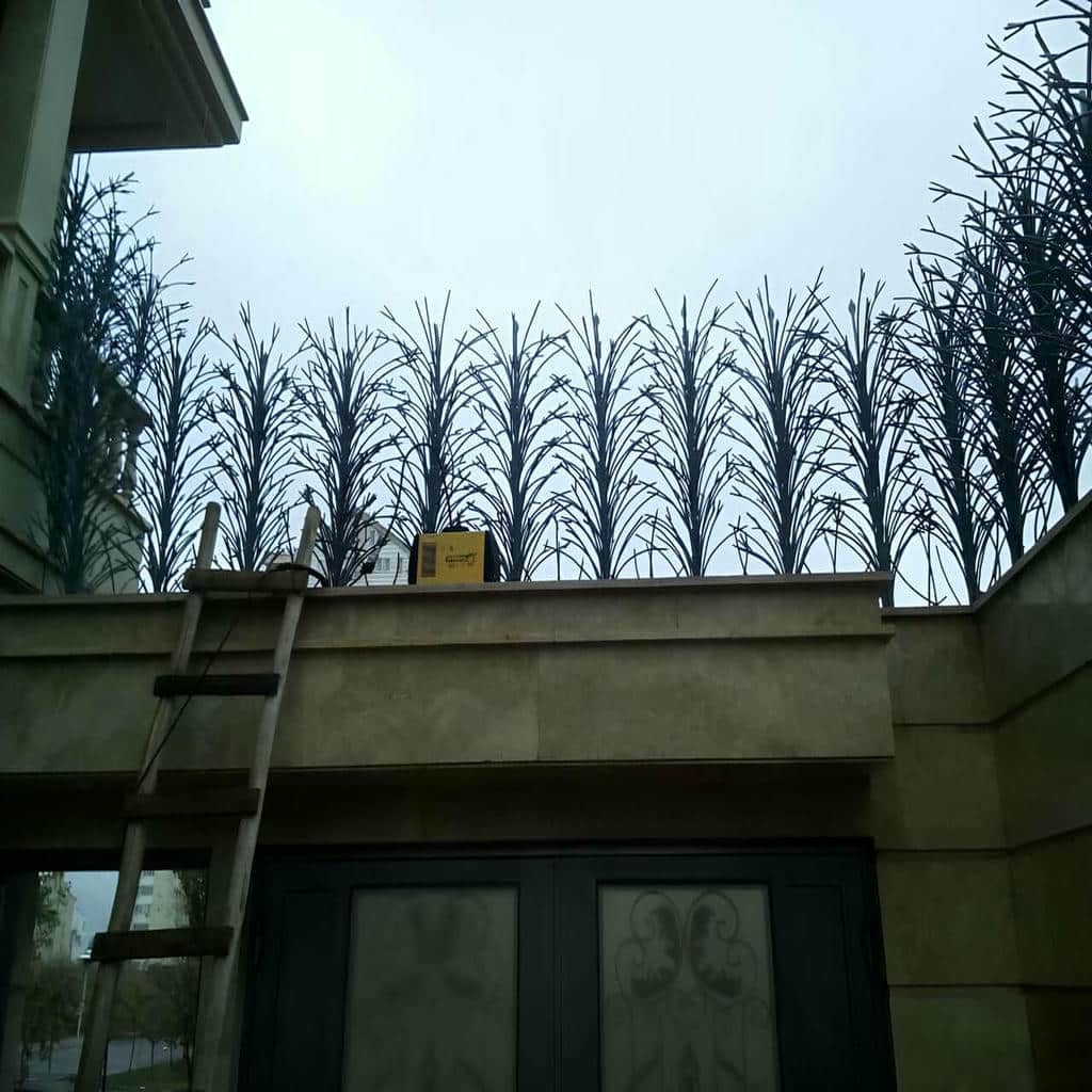 حفاظ دیوار مشکی کنار نمای سنگی استان اردبیل