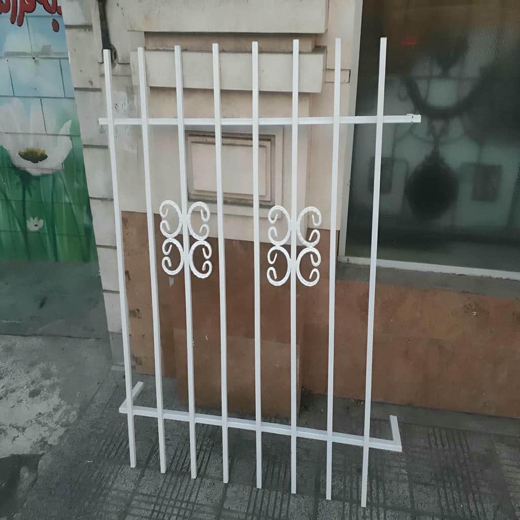 حفاظ پنجره آهنی عریض روی نمای اداری کرمان