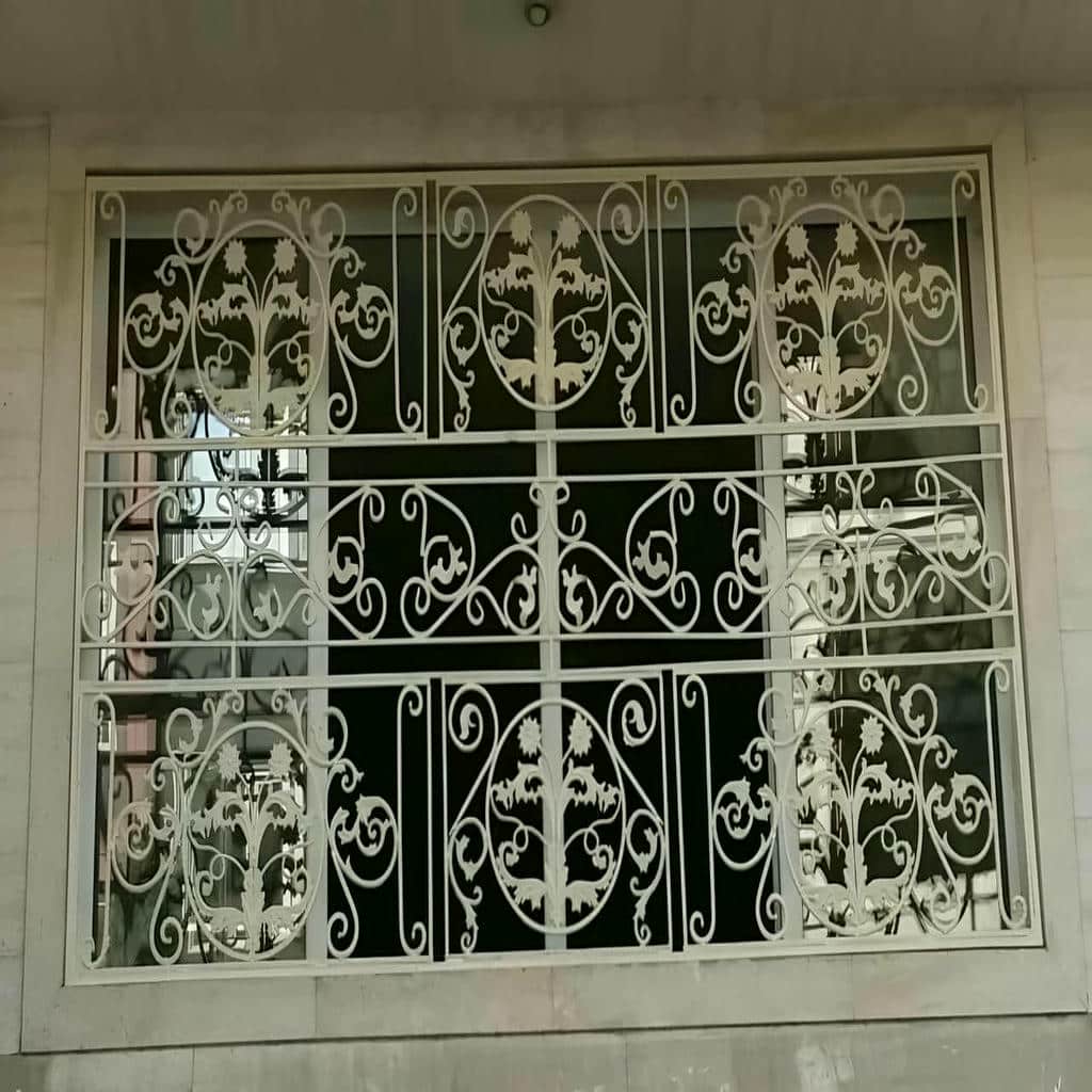 حفاظ پنجره آهنی کنار دیوار آجری ایلام
