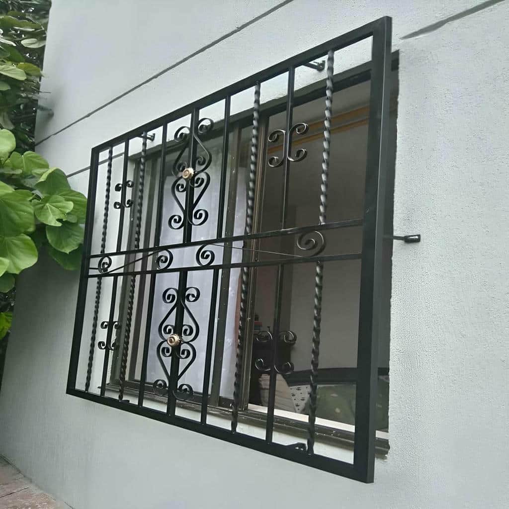 حفاظ پنجره ساده در قاب مرمت شده اتاق