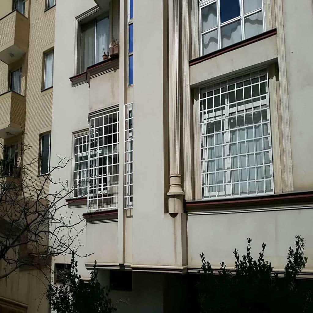 حفاظ پنجره ساده روی نمای آجری خانه همدان حفاظ پنجره ساده روی نمای آجری خانه همدان
