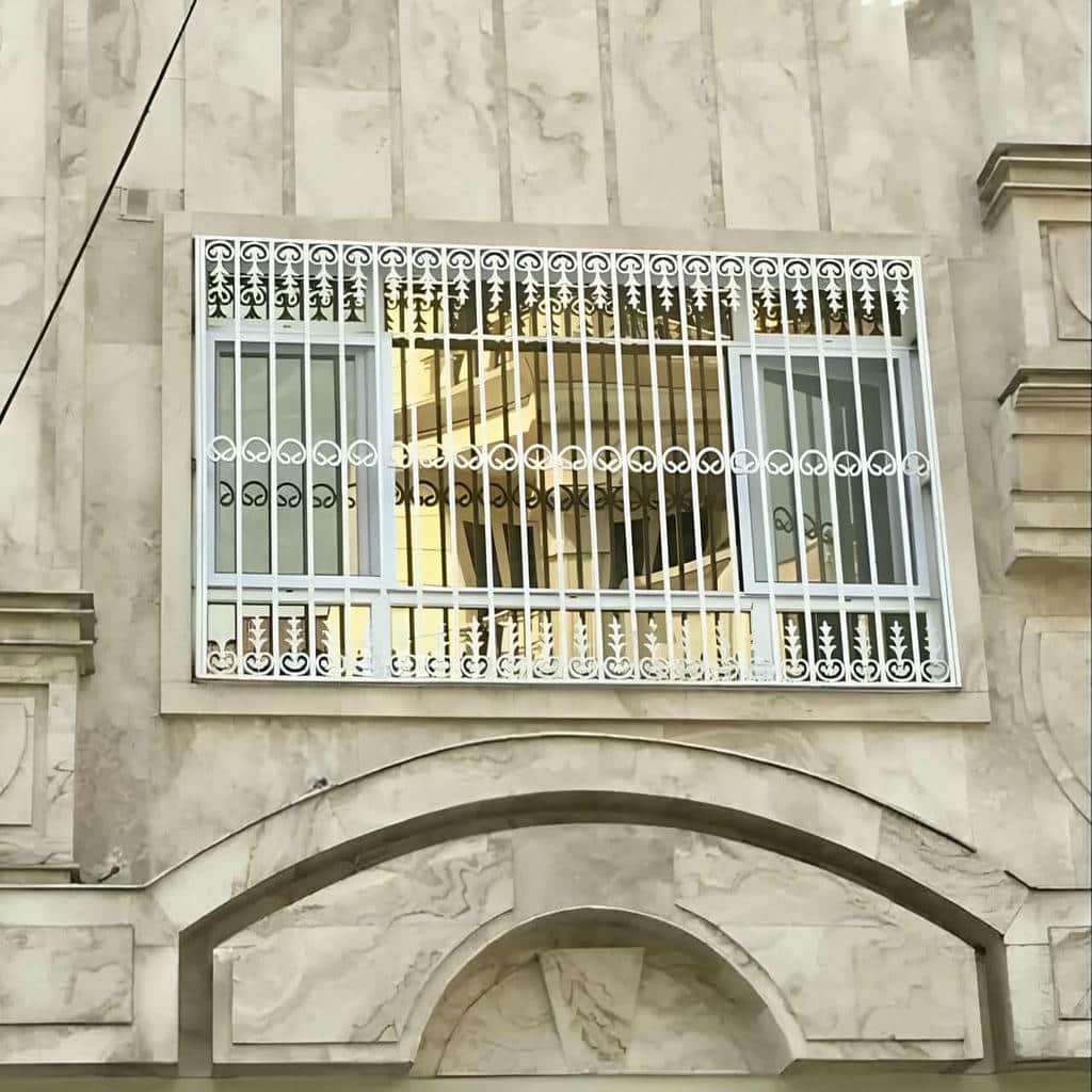 حفاظ پنجره فرفورژه در نمای آجری باغ