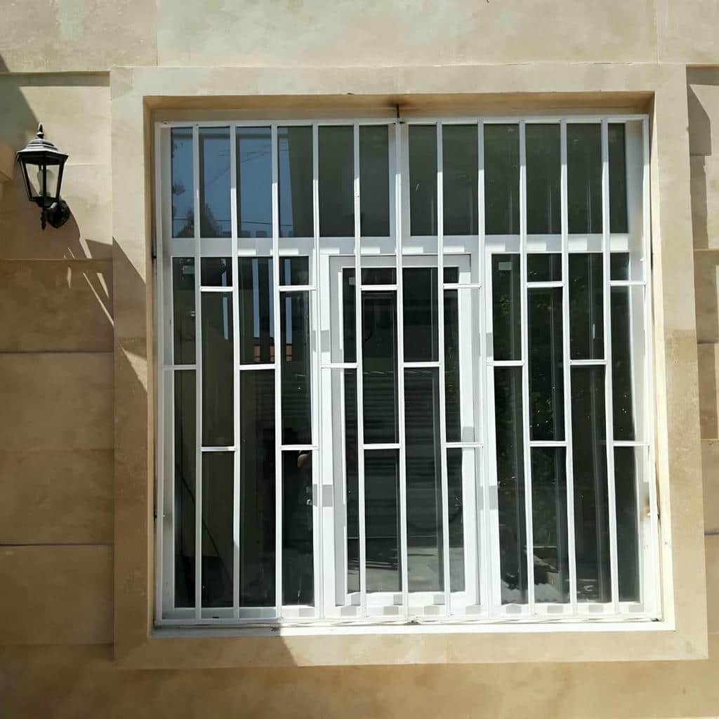 حفاظ پنجره هندسی روبه محوطه مشترک آپارتمان حفاظ پنجره هندسی روبه محوطه مشترک آپارتمان