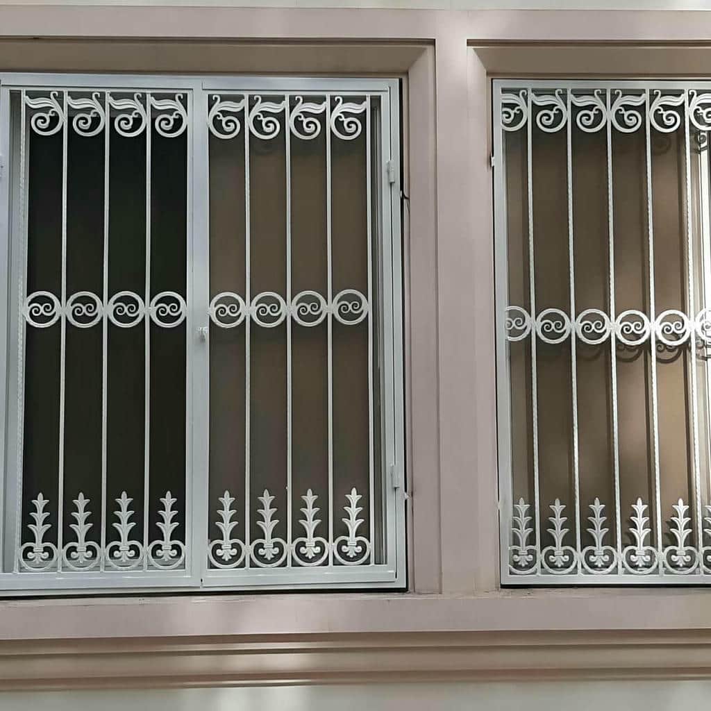 حفاظ پنجره هندسی مقابل دیوار بدون سنگکاری حفاظ پنجره هندسی مقابل دیوار بدون سنگکاری
