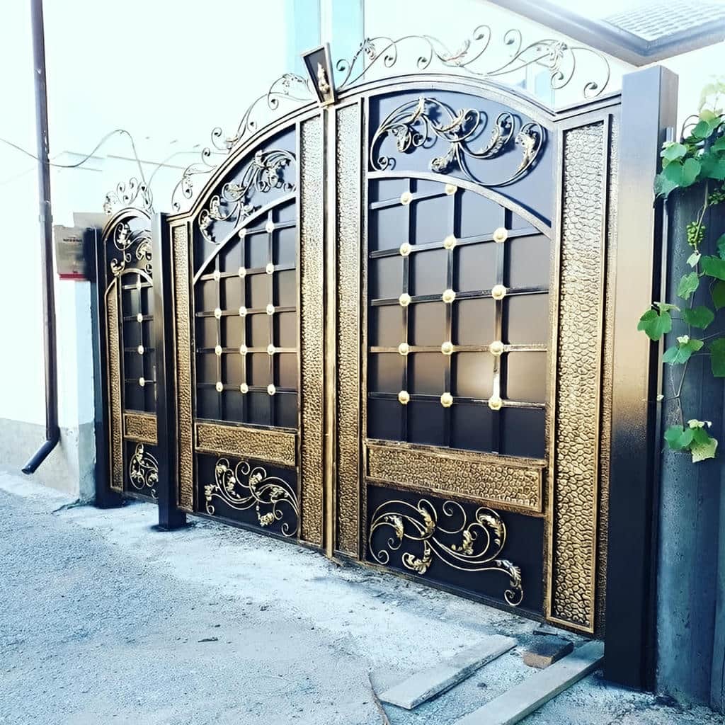 درب حیاط فلزی سفید کنار محوطه آفتابگیر اصفهان