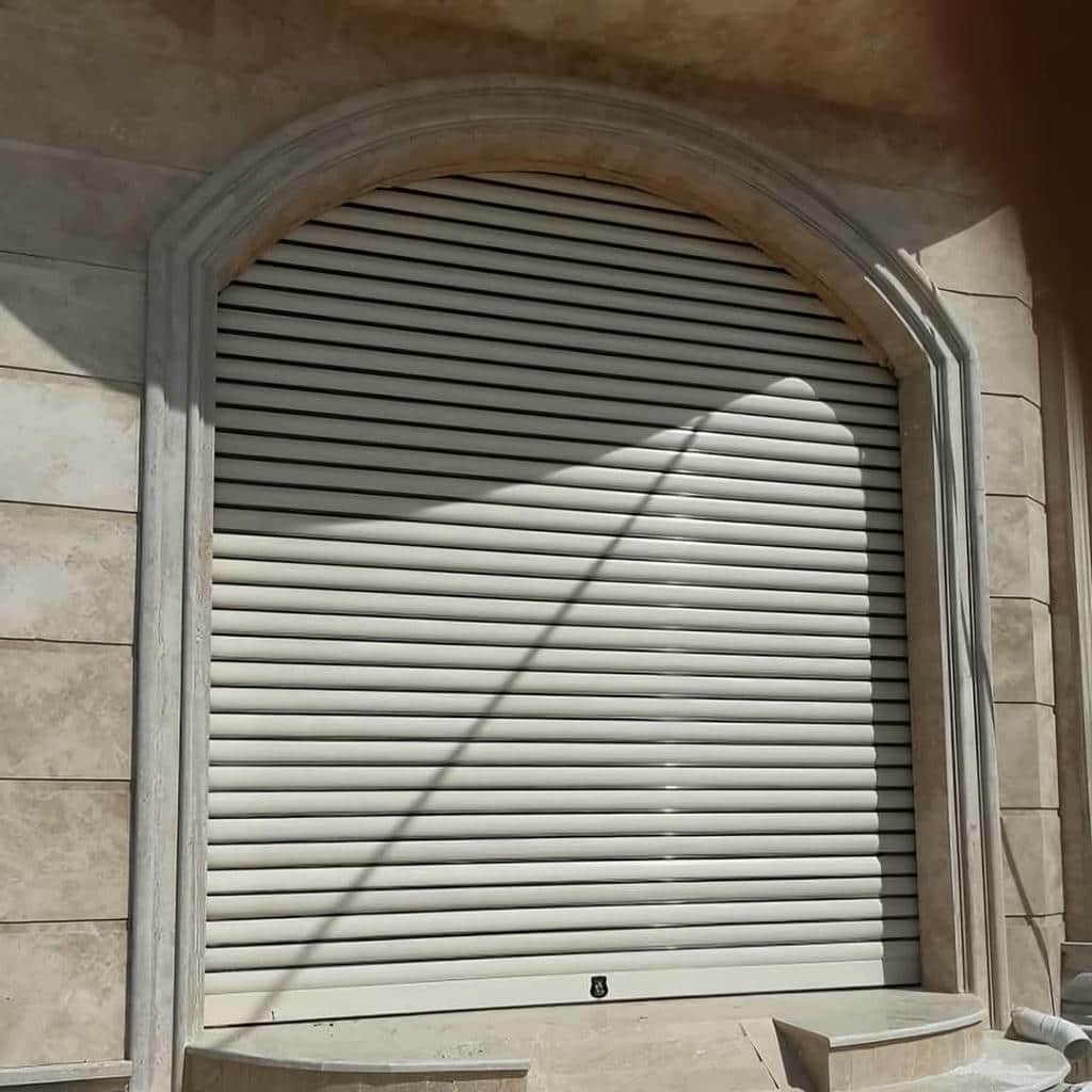 درب کرکره اتوماتیک خاکستری روی رمپ سنگی پارکینگ درب کرکره اتوماتیک خاکستری روی رمپ سنگی پارکینگ