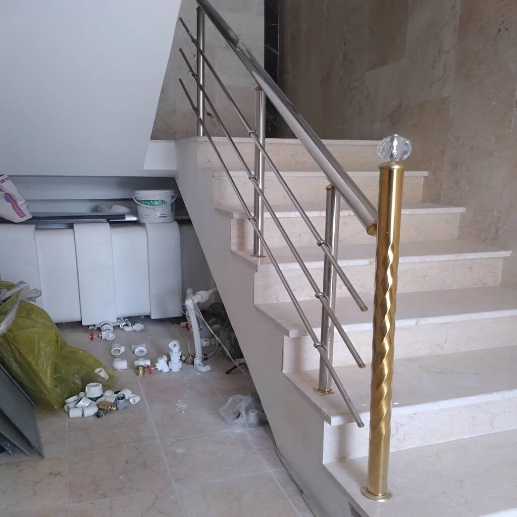 دستانداز استیل برسخورده کنار دیوار روشن ورودی دستانداز استیل برسخورده کنار دیوار روشن ورودی