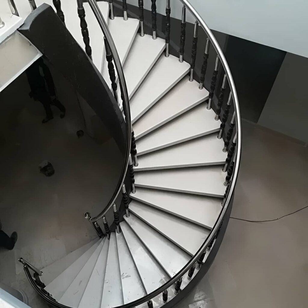دست انداز استیل برس خورده روی بازوی سنگی دست انداز استیل برس خورده روی بازوی سنگی