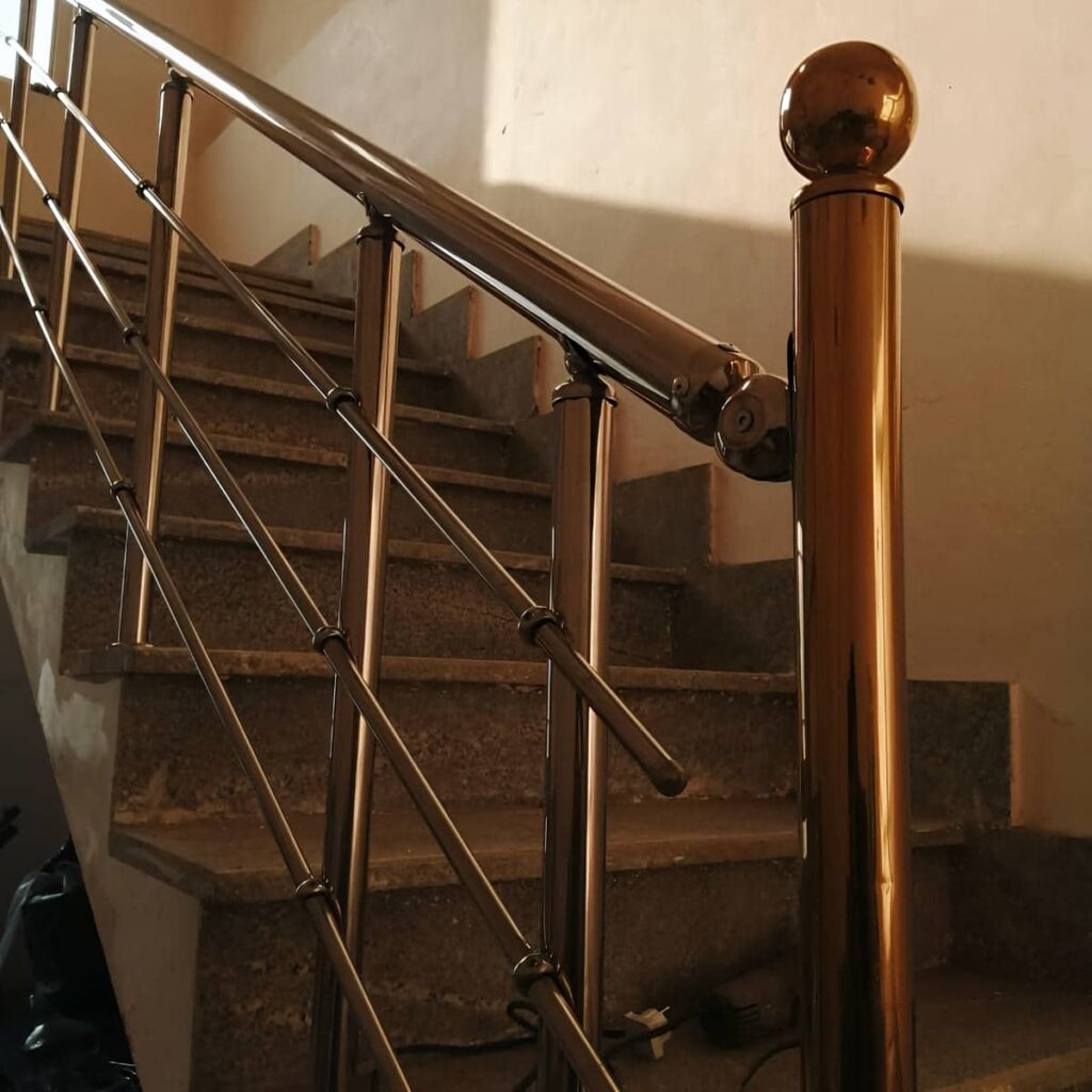 دست انداز استیل مات در لابی با کف مرمر