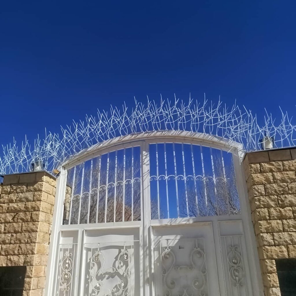 ردیف محافظ سرنیزه ای کنار پارکینگ ساختمان ردیف محافظ سرنیزه ای کنار پارکینگ ساختمان