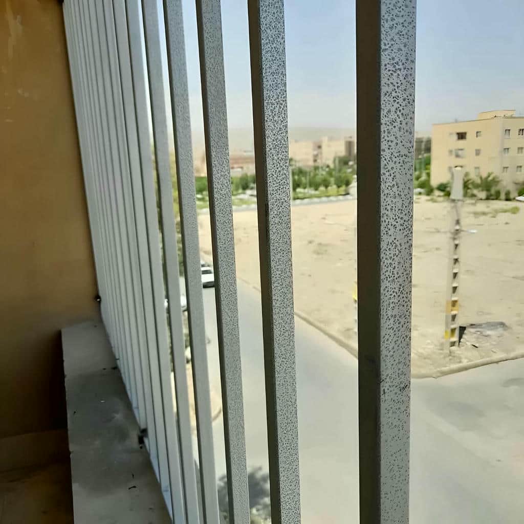 ردیف نرده فلزی کنار ورودی پارکینگ