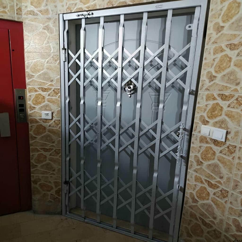 ریل بالایی محافظ تاشو روی دهانه راهروی باریک ریل بالایی محافظ تاشو روی دهانه راهروی باریک