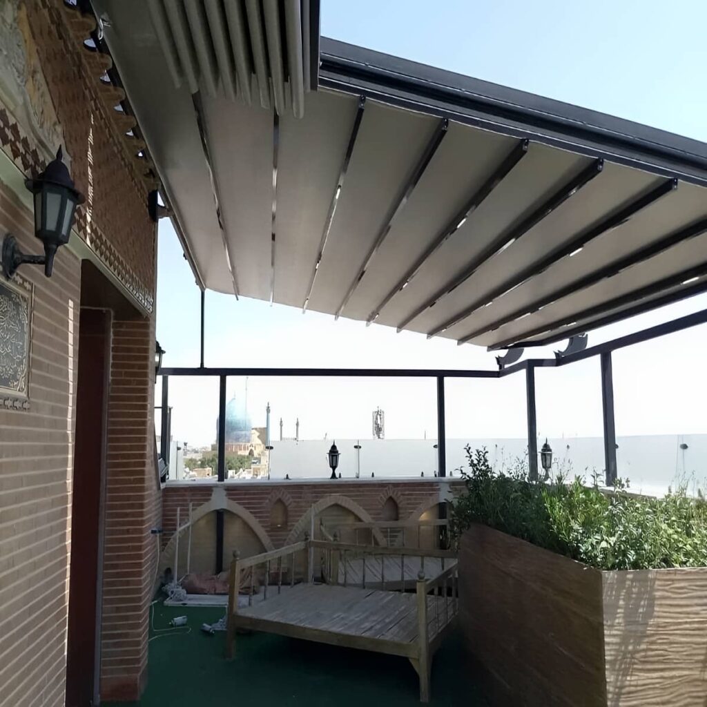 سایبان برقی خاکستری بالای ورودی بازارچه استان خراسان جنوبی