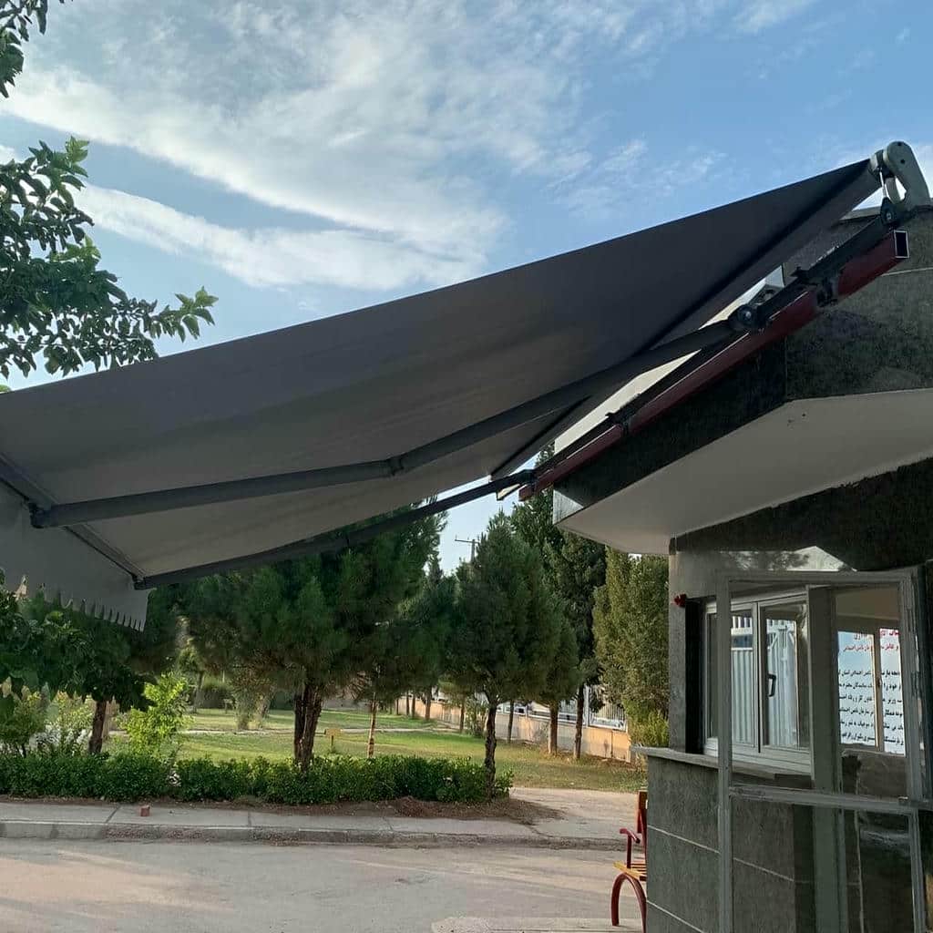 سایه بان اتوماتیک بازشده بالای تراس کوچک