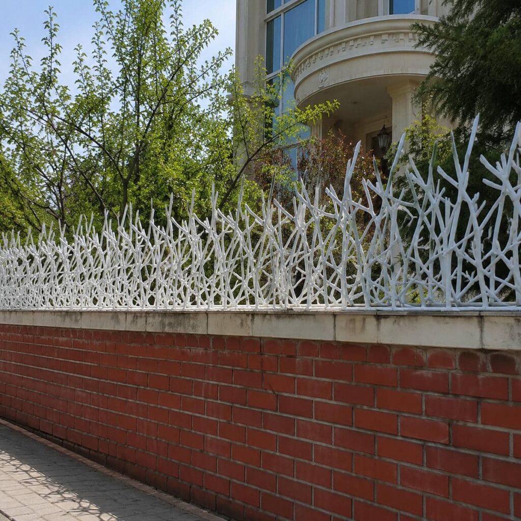 سرنیزه های آهنی روی تاج آجری زاهدان