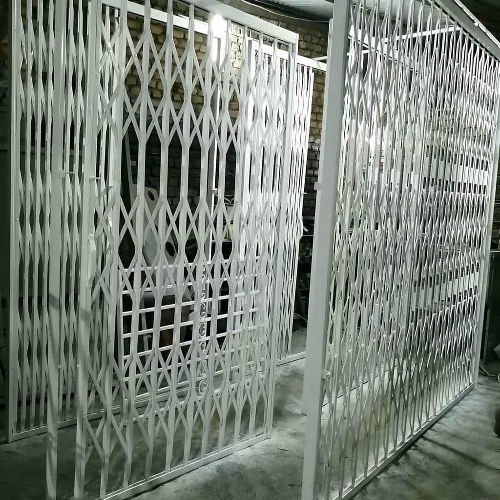 طرح شبکه کشویی مشکی کنار دیوار آجری