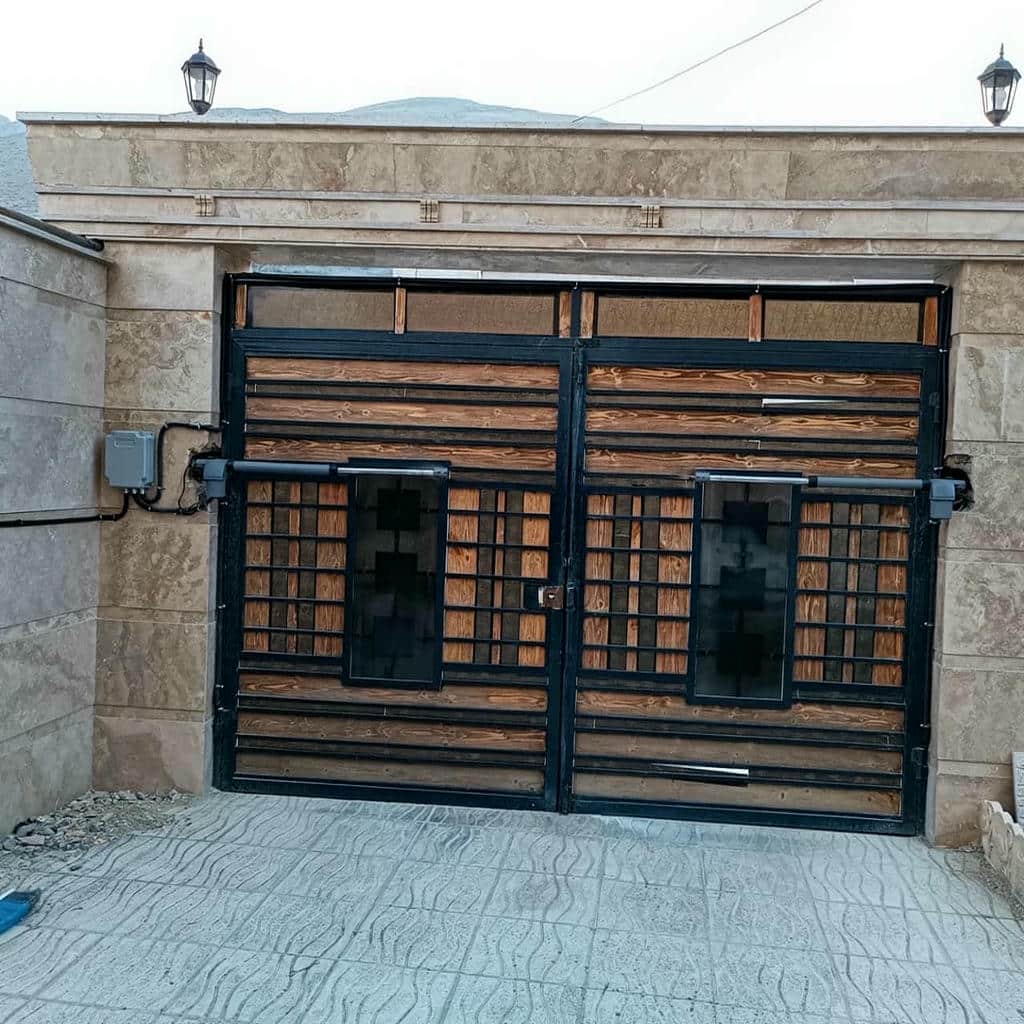 قطره‌های باران روی بازوی نقره‌ای دربازکن