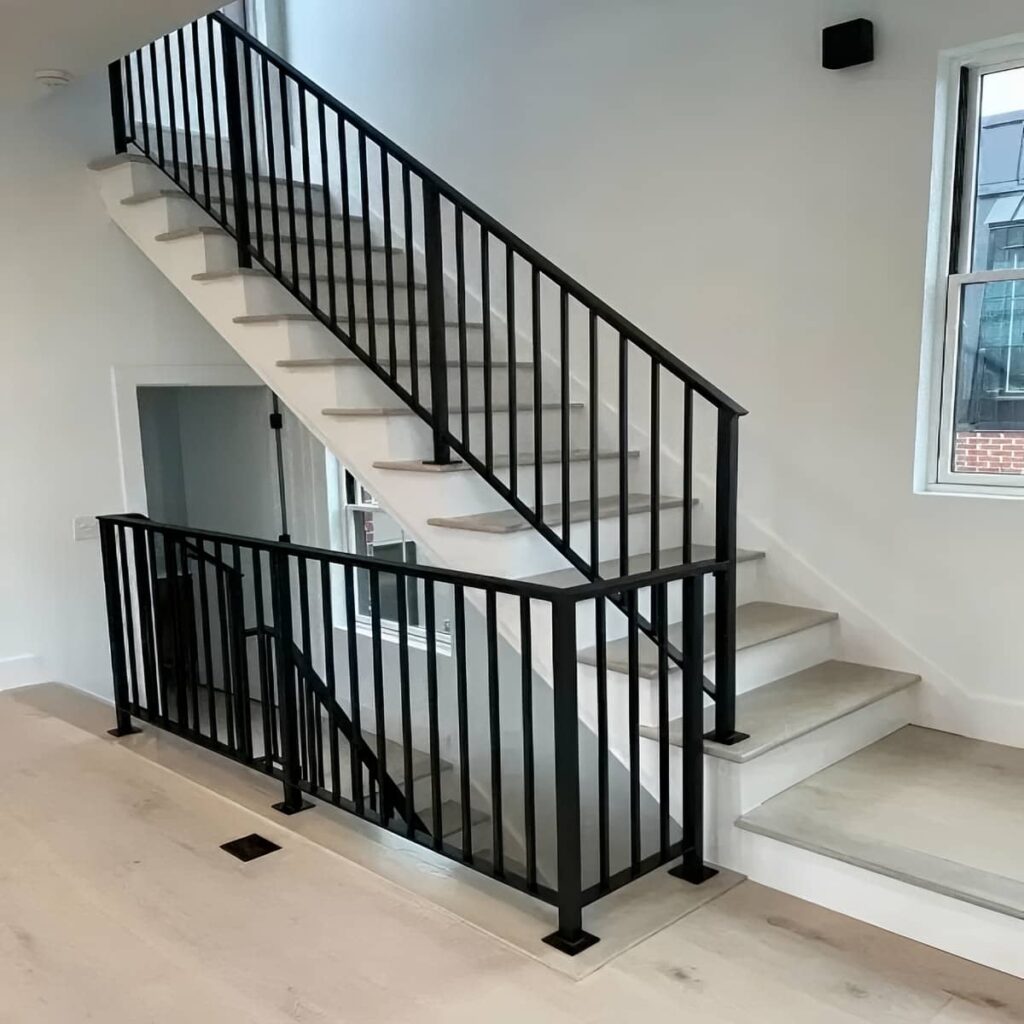 قطعات هندریل فلزی کنار مسیر حمل پروژه زنجان قطعات هندریل فلزی کنار مسیر حمل پروژه زنجان