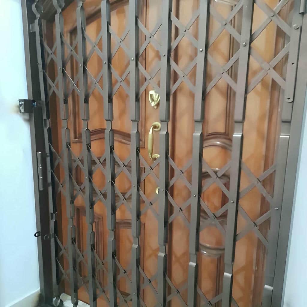 قفل کتابی محافظ ورودی روی چارچوب روشن