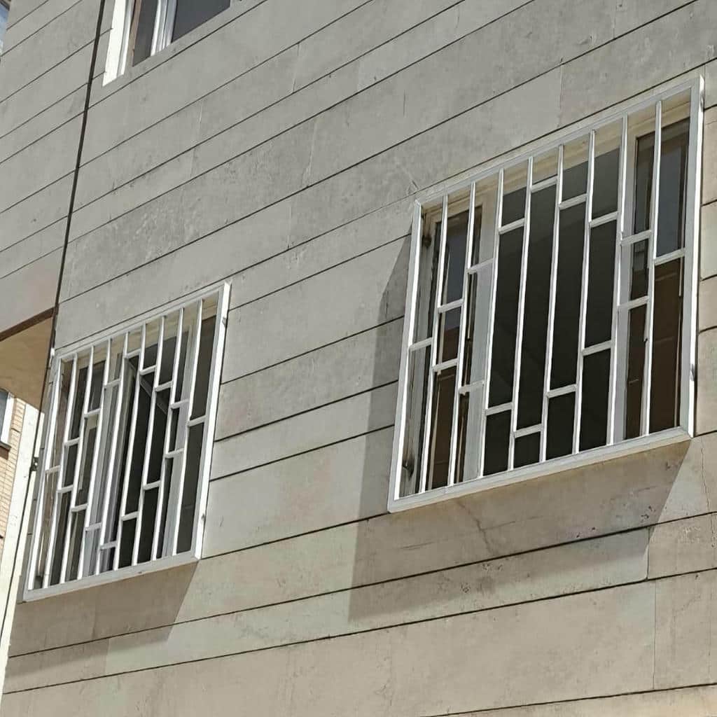 محافظ آهنی کنار گذر باریک خانه مسکونی