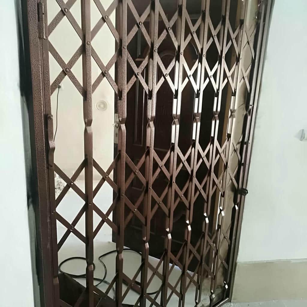 محافظ فلزی ریلی خاکستری در راهروی بیرجند