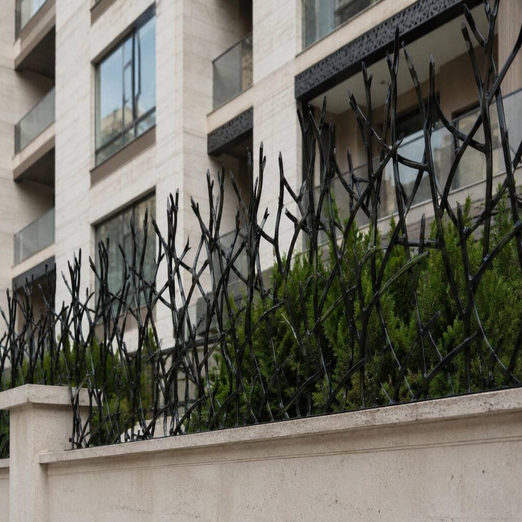 محافظ فلزی کنار ستون سیمانی اردبیل محافظ فلزی کنار ستون سیمانی اردبیل