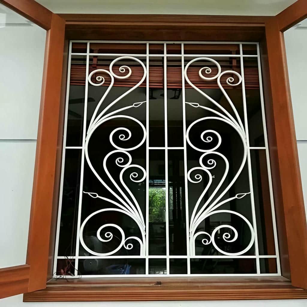 نرده آهنی سفید کنار پنجره ویلای حیاط دار