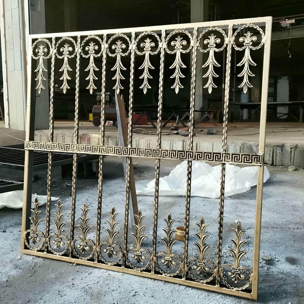 نرده آهنی طرح هندسی در راهروی اداری نرده آهنی طرح هندسی در راهروی اداری