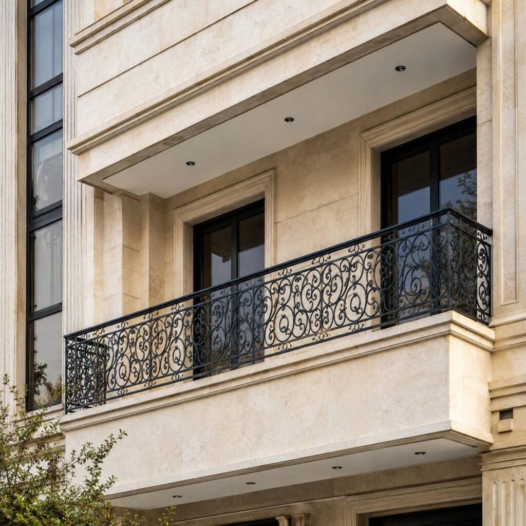 نرده بالکن آهنی طوسی روی لبه سنگی در استان البرز