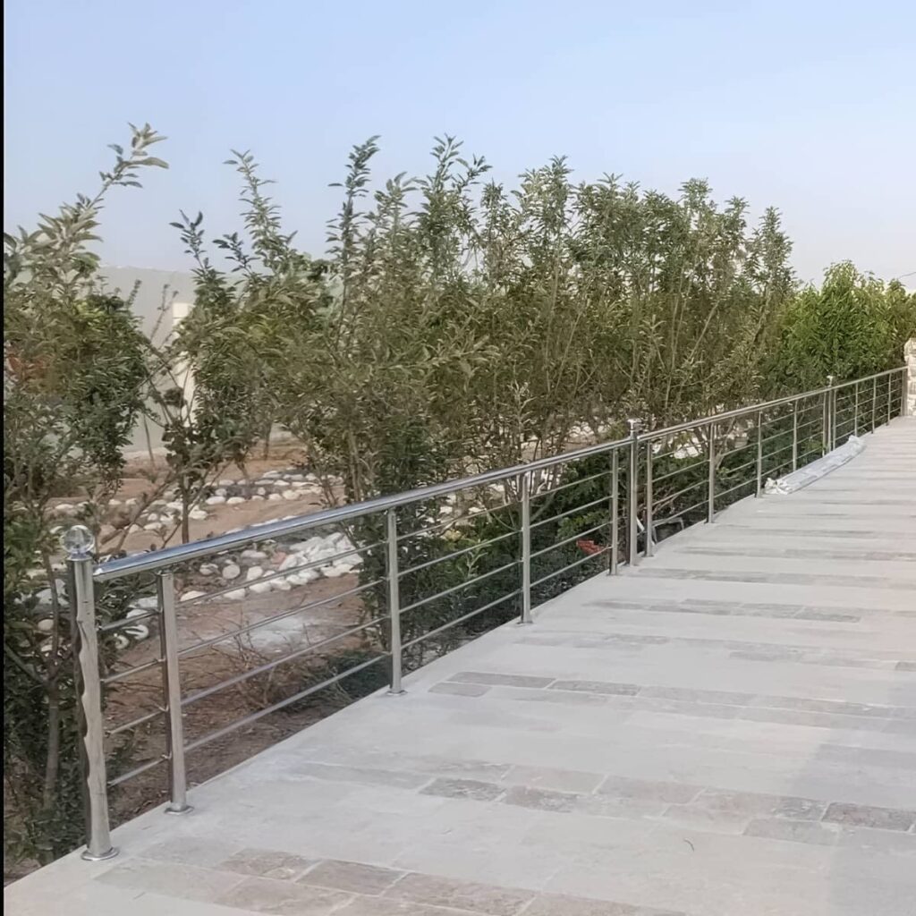 نرده بالکن استیل با دستانداز براق کنار در کشویی نرده بالکن استیل با دستانداز براق کنار در کشویی