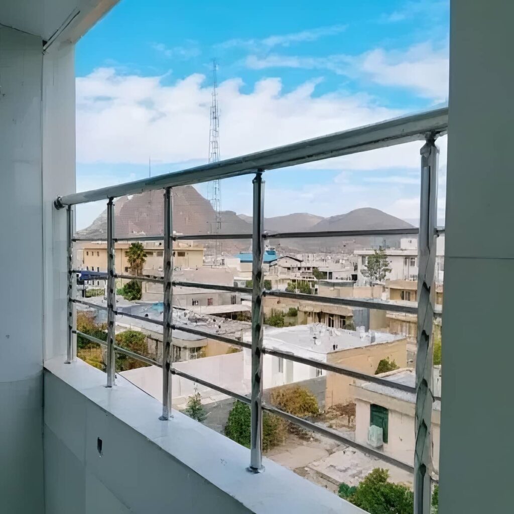نرده بالکن استیل کنار آبروی سقف شیروانی نرده بالکن استیل کنار آبروی سقف شیروانی