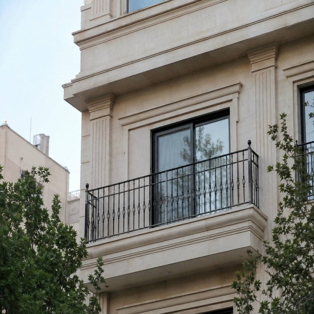 نرده بالکن سفید در تراس باریک استان سیستان و بلوچستان