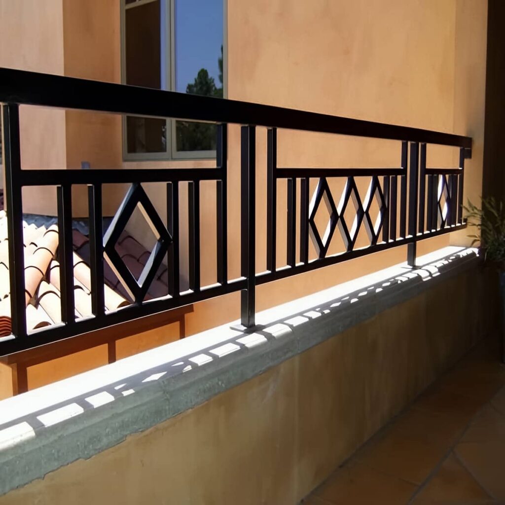 نرده بالکن فلزی مشکی روی لبه بتنی در استان خراسان رضوی