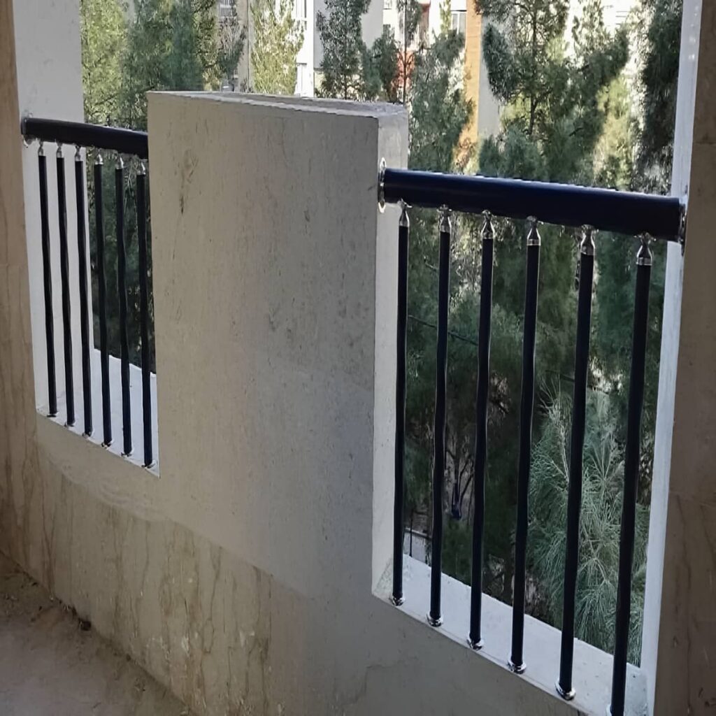 نرده تراس با دست انداز استیل کنار کف سرامیکی نرده تراس با دست انداز استیل کنار کف سرامیکی