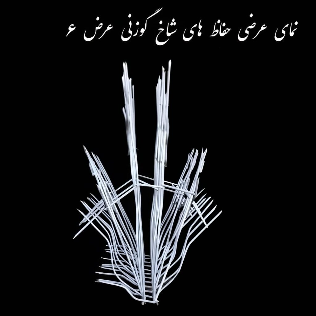 نرده سرنیزه‌ای رنگ روشن کنار نمای سنگی ساختمان