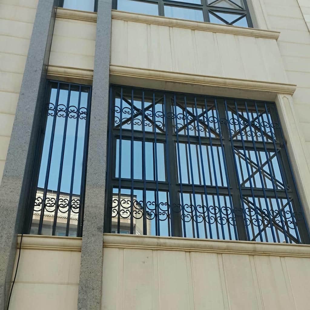 نرده عمودی مشرف به مسیر نظافت نما