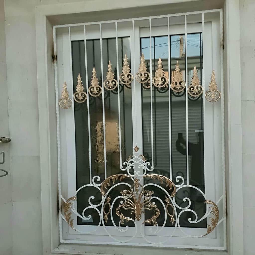 نرده فلزی فرفورژه روی دیوار فرسوده حیاط نرده فلزی فرفورژه روی دیوار فرسوده حیاط