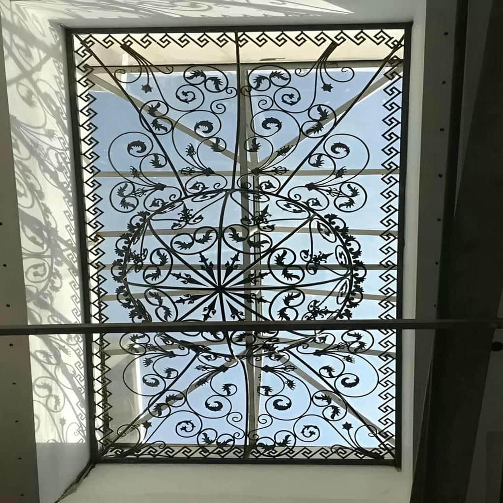 نرده پنجره هندسی مقابل دیوار سنگی روشن نرده پنجره هندسی مقابل دیوار سنگی روشن