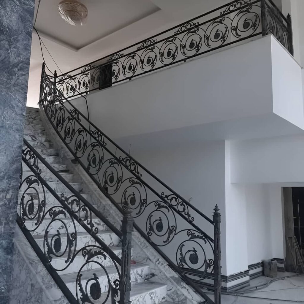 نمای اتصال پایه فلزی بر کف سنگی رشت