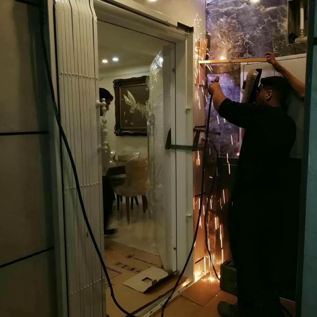 نمای باز گارد کشویی مشکی مقابل ورودی مجتمع