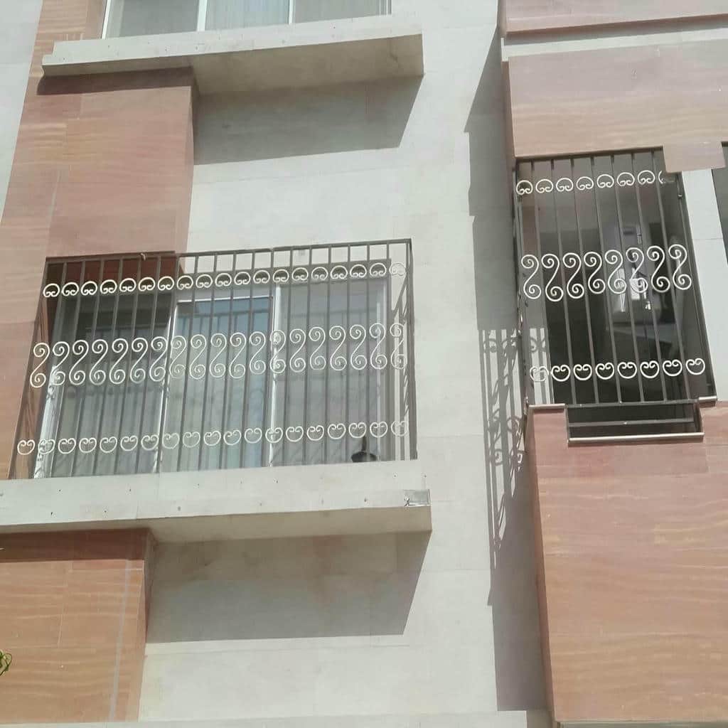 نمای جانبی محافظ کمجا مقابل راهروی مسکونی نمای جانبی محافظ کمجا مقابل راهروی مسکونی