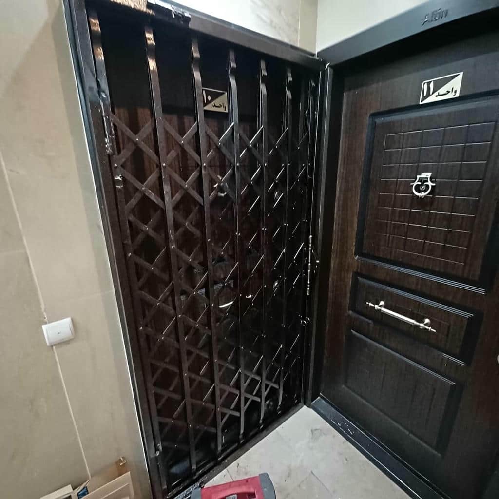نمای داخلی حفاظ درب آکاردئونی سفید در پاگرد باریک