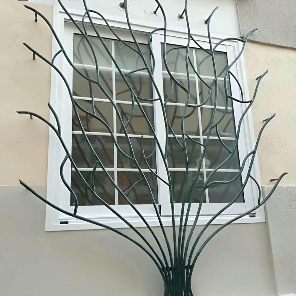 نمای نزدیک اتصال نرده به دیوار آجری نمای نزدیک اتصال نرده به دیوار آجری