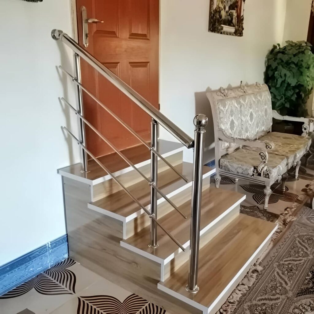 هندریل استیل دیواری کنار پله چوبی کم عرض هندریل استیل دیواری کنار پله چوبی کم عرض
