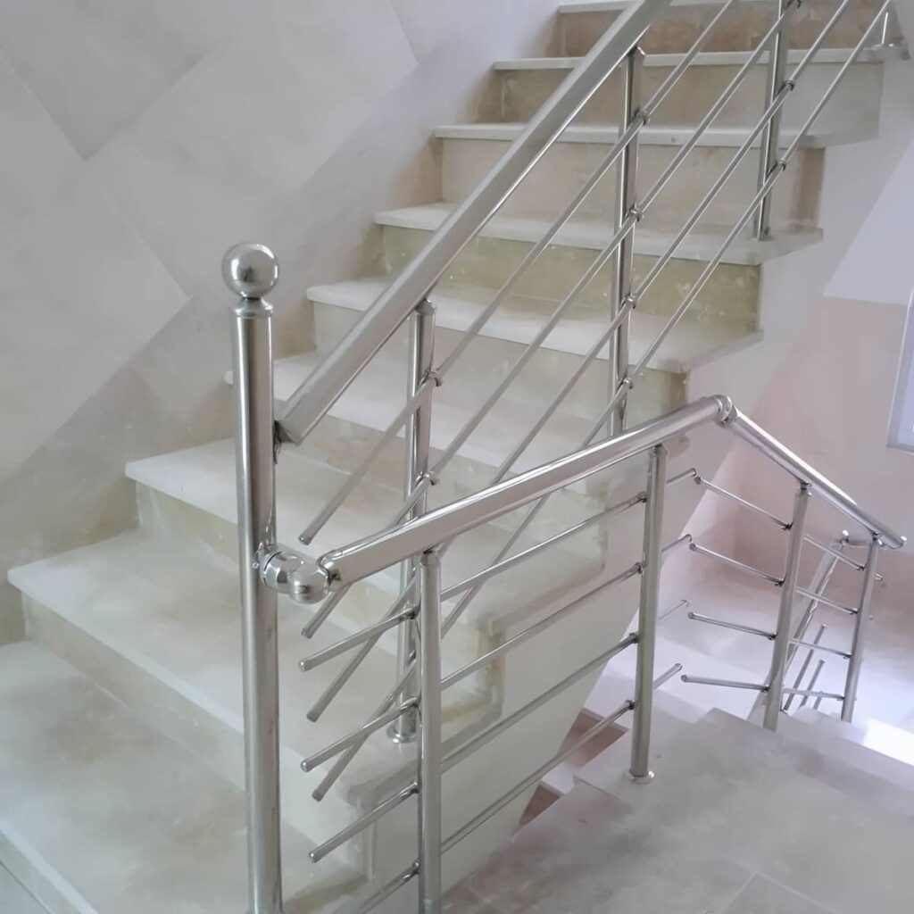 هندریل استیل ساده در راهروی طبقات آپارتمان هندریل استیل ساده در راهروی طبقات آپارتمان