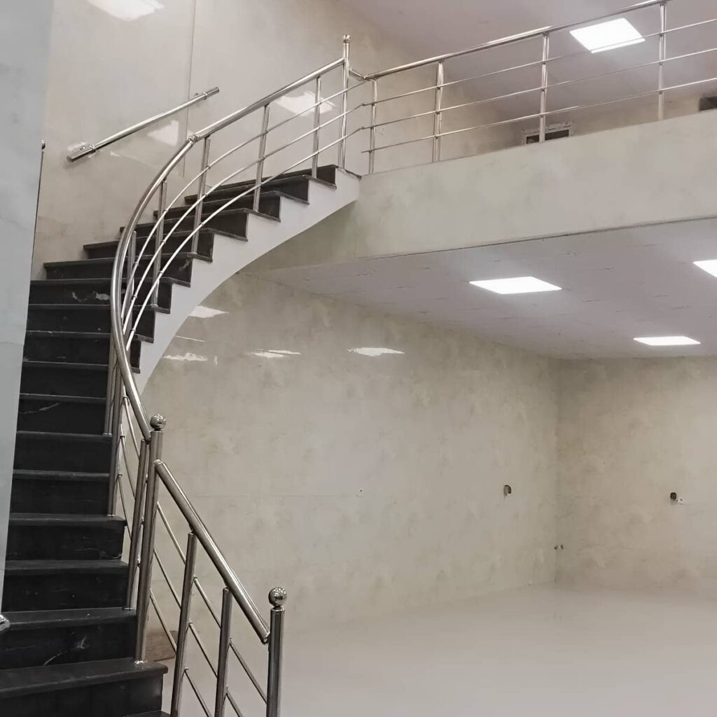 هندریل استیل مات در پاگرد پرتردد ساختمان