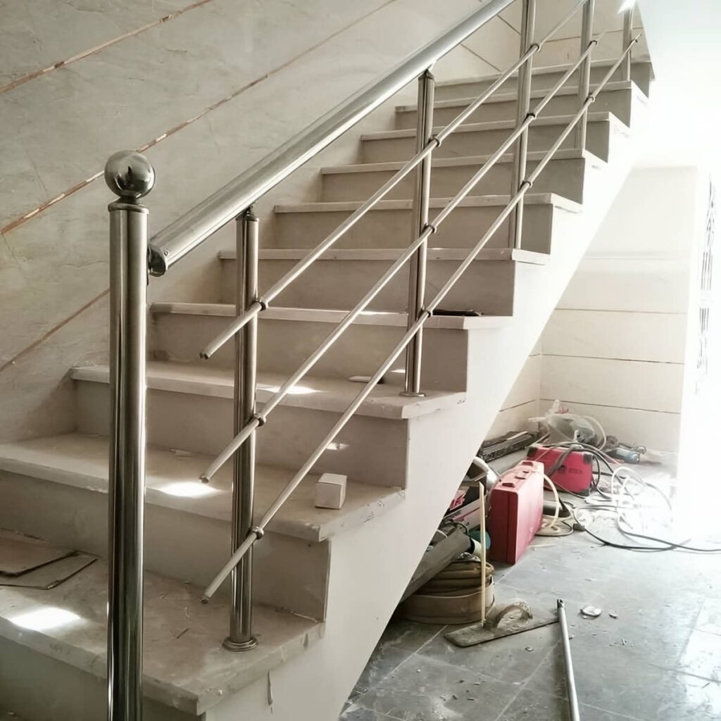 هندریل استیل مات روی پلکان سنگی بازسازی شده