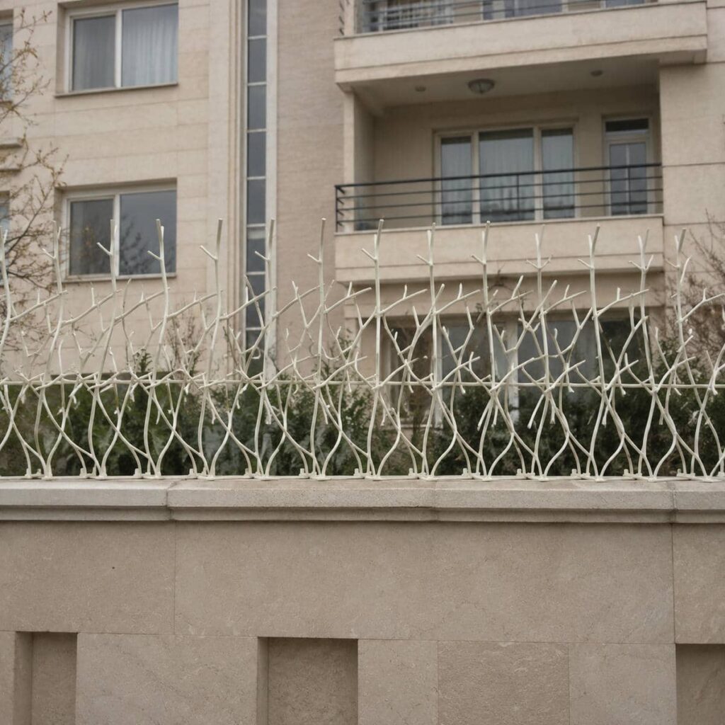 پروفیل آهنی رنگ شده در نمای نزدیک کارگاه